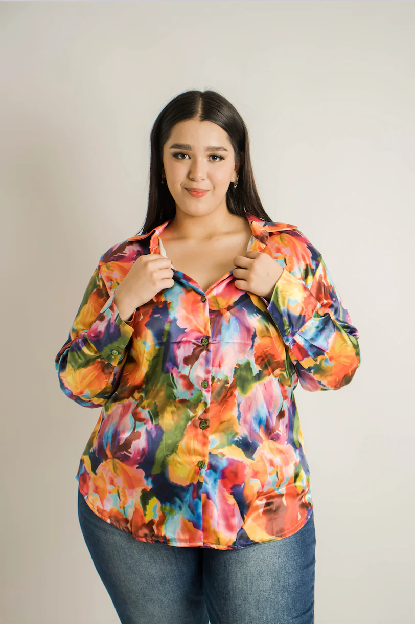 Blusa camisera en satin estampada - Imagen 3