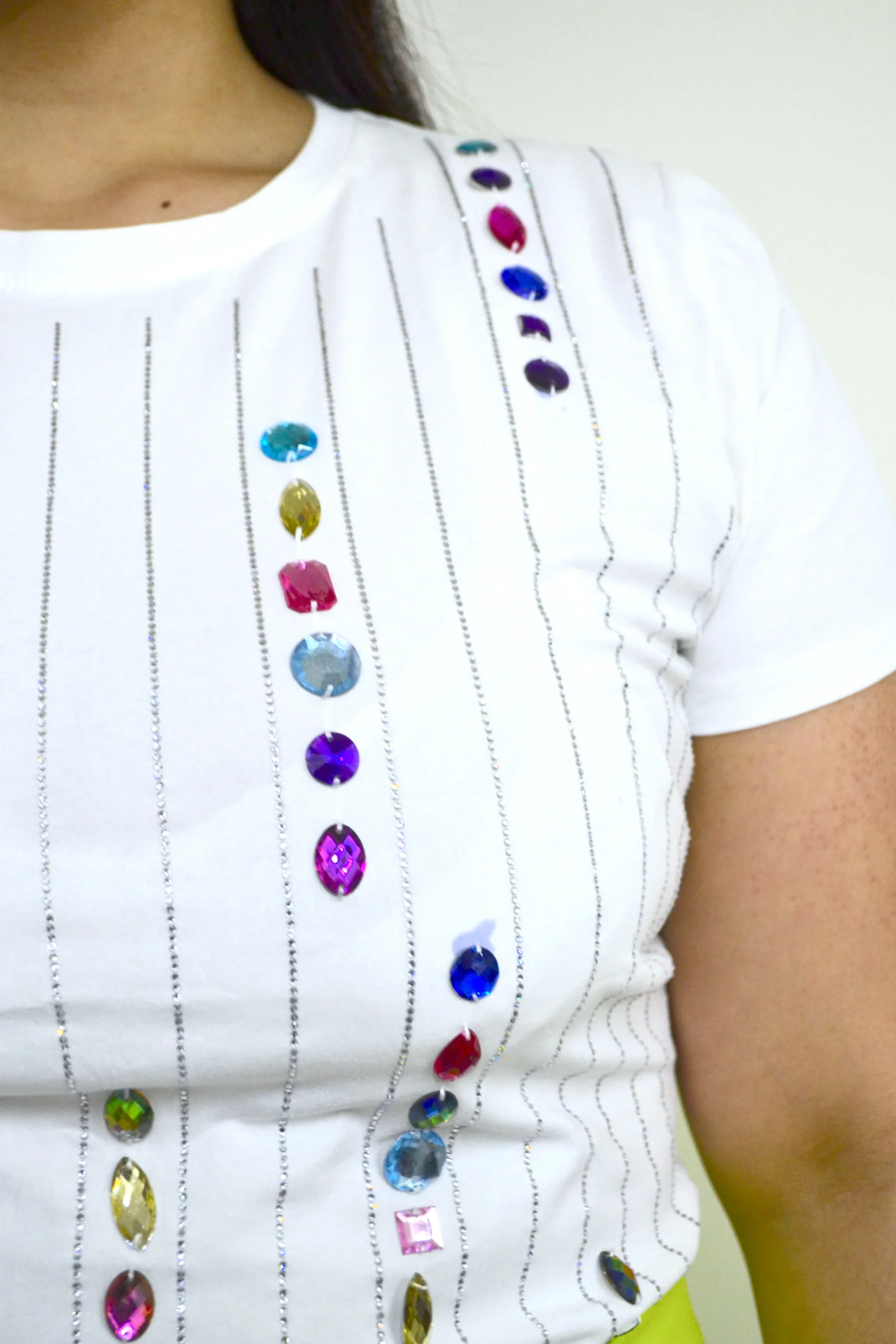 Camiseta con Aplicación Lineas de Color - Imagen 3