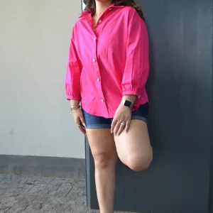 Blusa camisera con botón de perlas