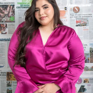 Blusa satin manga campana