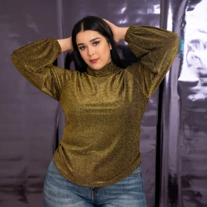 Blusa brillosa cuello alto