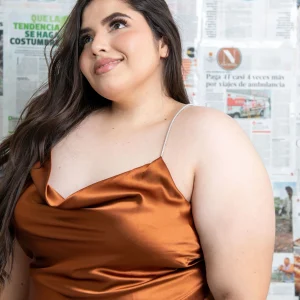 Blusa satín con tirantes de pedrería