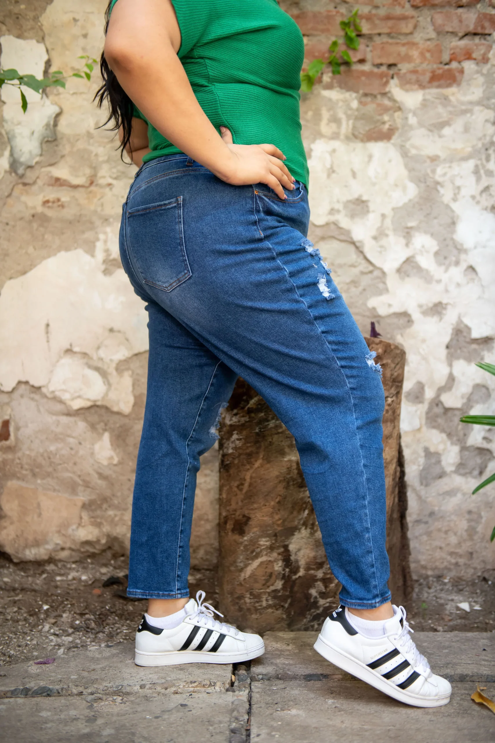Jeans mom fit con roturas - Imagen 3