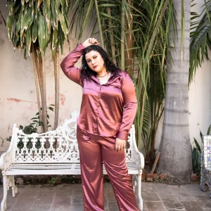 Pantalon flare satin con cinto