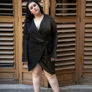 Vestido brilloso asimétrico con lazo