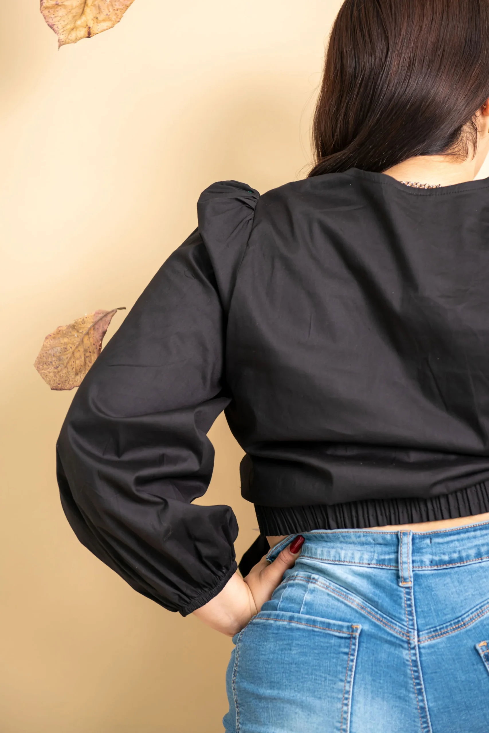 Blusa tipo croptop manga larga - Imagen 5