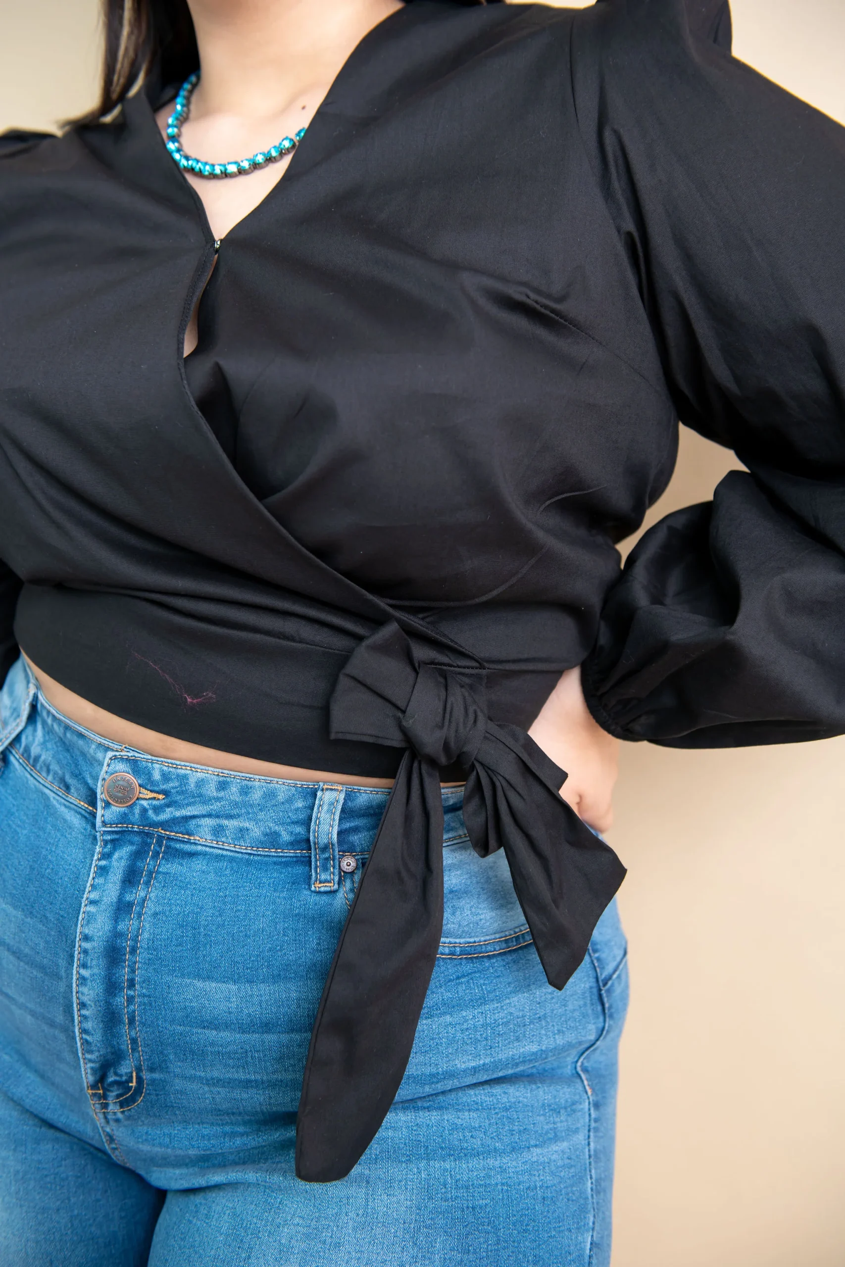 Blusa tipo croptop manga larga - Imagen 6