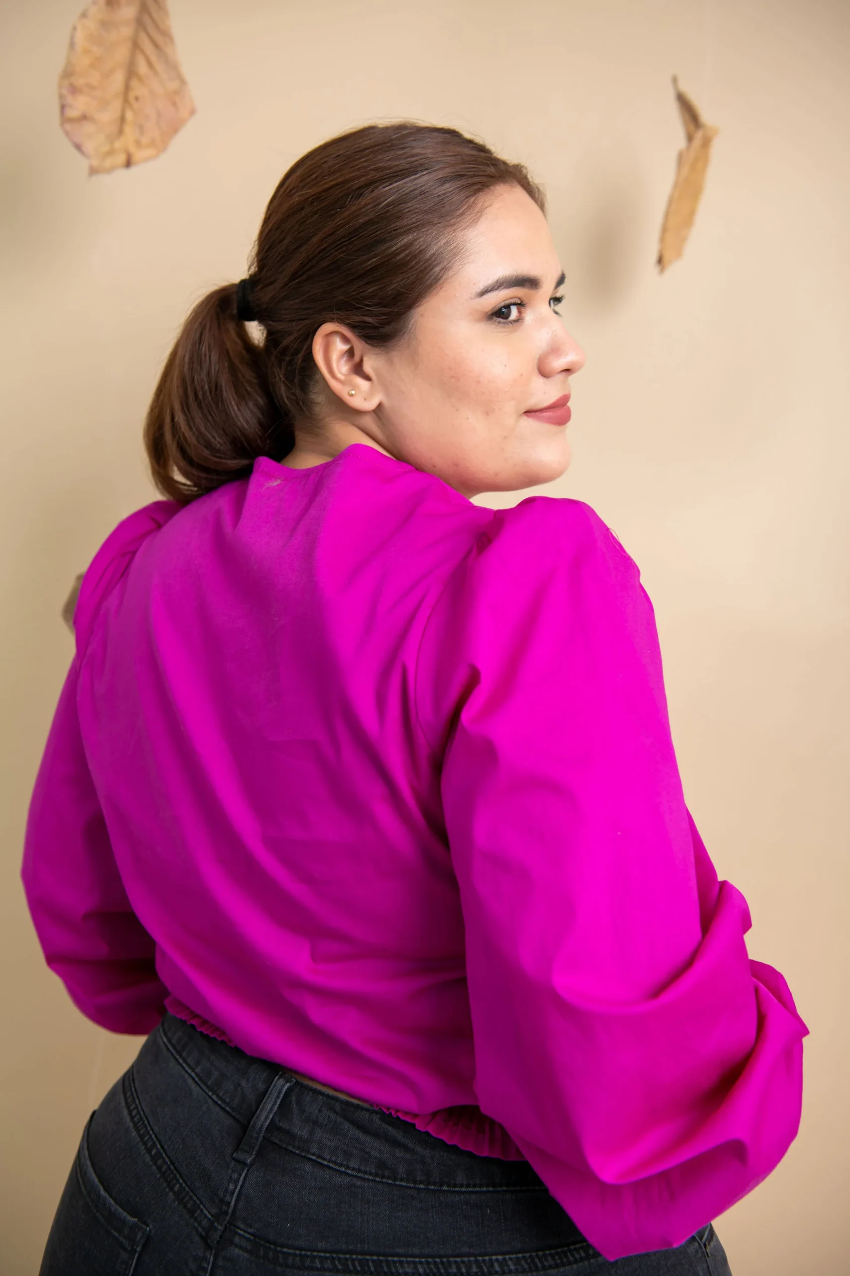 Blusa tipo croptop manga larga - Imagen 9