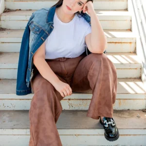 Pantalón corte flare de piel con cinto