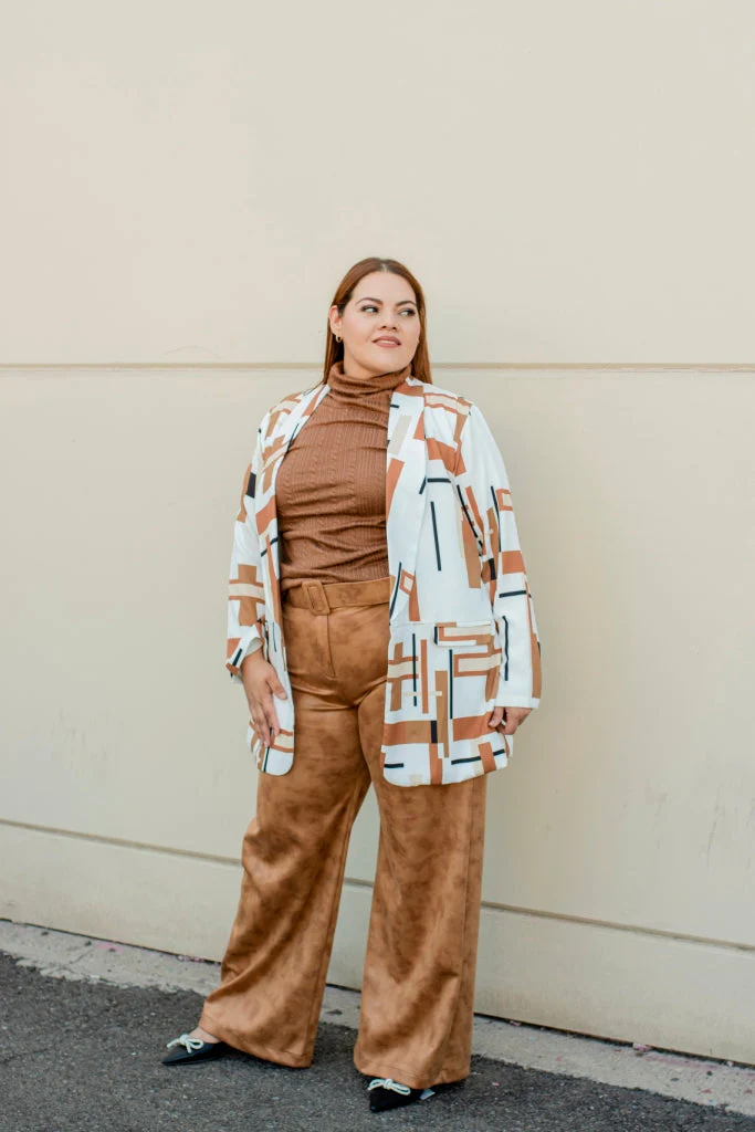 Pantalón corte flare de piel con cinto - Imagen 3