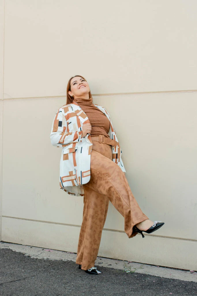 Pantalón corte flare de piel con cinto - Imagen 4