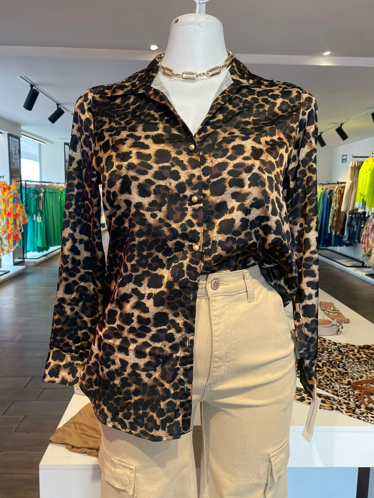 Blusa Satinada Animal Print - Imagen 3